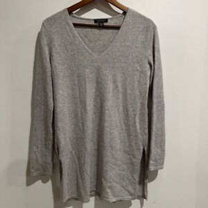 SAKS FIFTH AVENUE 100% Cashmere Grey Vneck‎ Long Lined Sweater Size M